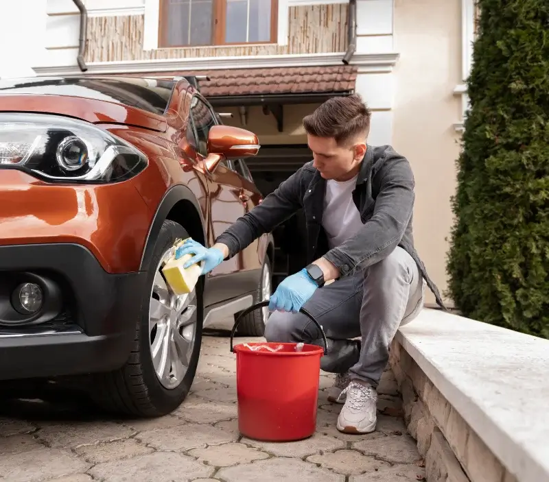 Lavage auto à domicile Villeneuve-les-Corbières : professionnel intervenant sur un véhicule